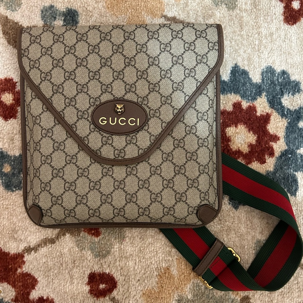 GUCCI NEO VINTAGE GG MEDIUM MESSENGER